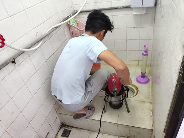 南雄管道堵塞冒臭气 专业师傅现场解决问题